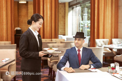 提升國際賓客體驗 餐廳服務員上菜服務的精細化管理策略